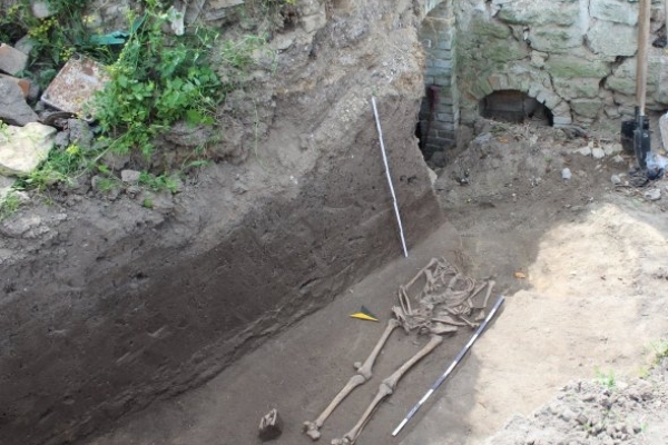 На сільському подвір'ї викопали скелет, якому 700 років