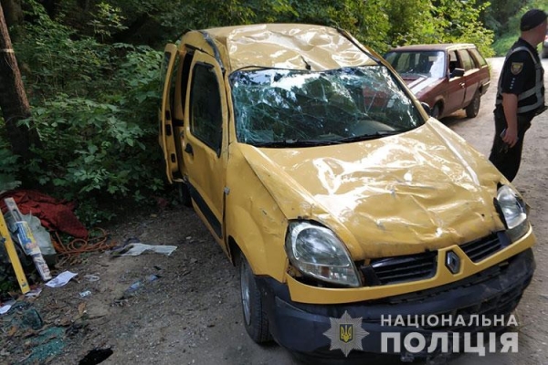 У Кременці водійка в’їхала у насип, автівка перекинулась