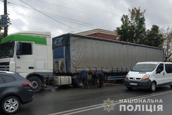 У Тернополі поліцейські евакуювали вантажівки, припарковані з порушеннями
