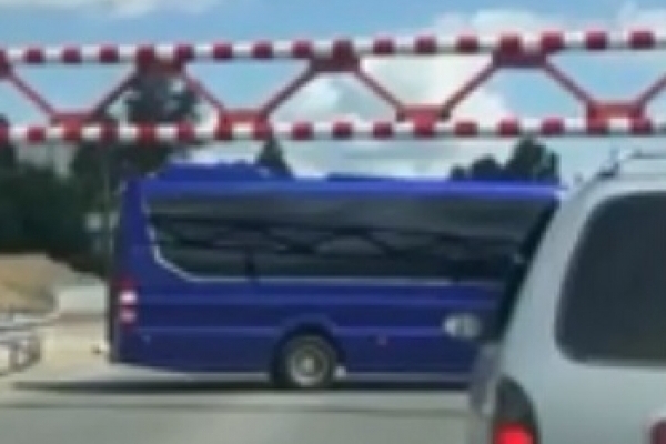 Автобус мегапопулярного Дзідзя зупинила пулярна труба на Гаївському мосту (Відео)