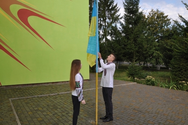 Урочиста церемонія підняття Державного прапора відбулась у Товстолузькій школі (Фоторепортаж)