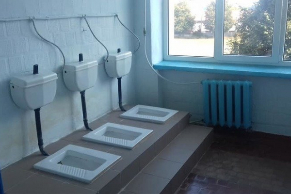 У бучацькій школі учні ходять у туалети без перегородок і дверей