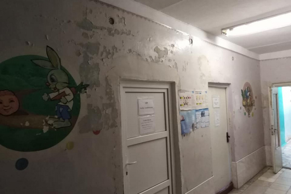 Облуплені стіни та цвіль у Бережанській дитячій поліклініці шокують пацієнтів