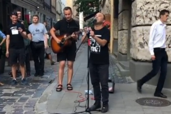 Відомий співак із Тернопільщини перевтілився у вуличного музику (Відео)