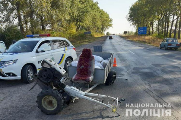 На Тернопільщині водій на мотоблоці з причепом потрапив у ДТП (Фото)