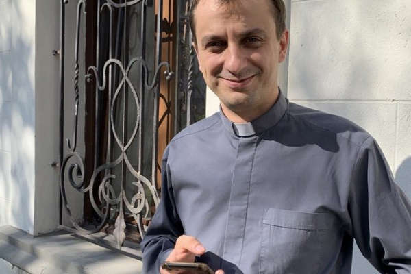 Священник із Тернополя Роман Демуш душпастирює в Instagram