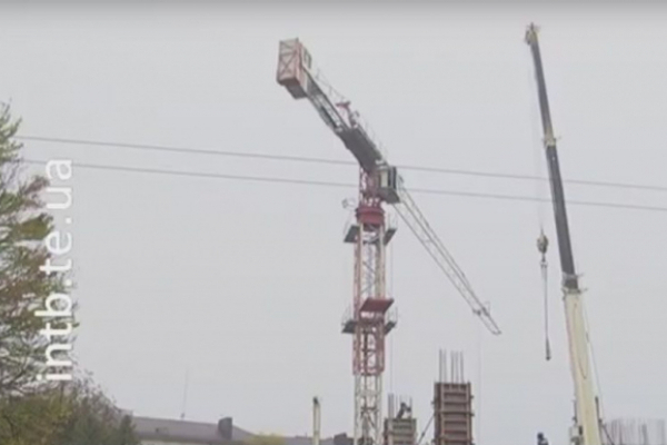 У Тернополі кран з будови обірвав дроти електромереж, інтернету та кабельного (Відео)