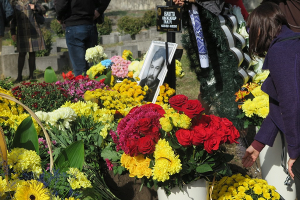 Могилу встелили квітами: як ховали тернопільського депутата Олександра Башту