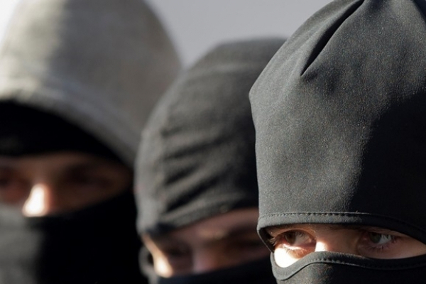 Як у бойовику: на Тернопільщині невідомі в масках, погрожуючи охоронцю вбивством, пограбували магазин
