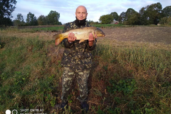 Чоловік на Тернопільщині впіймав величезну рибину (Фото)