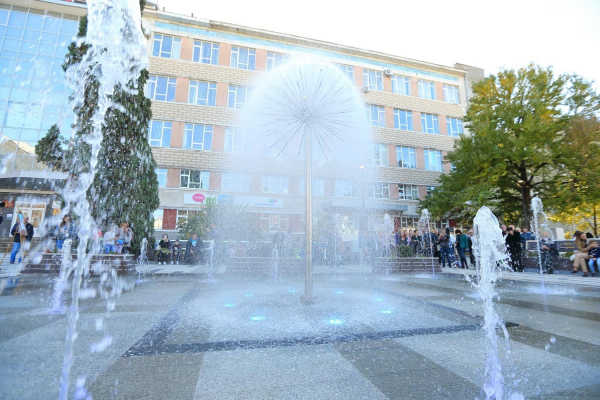 У Тернополі відкрили новий громадський простір біля Головпоштамту та оновлений фонтан «Кульбаба»