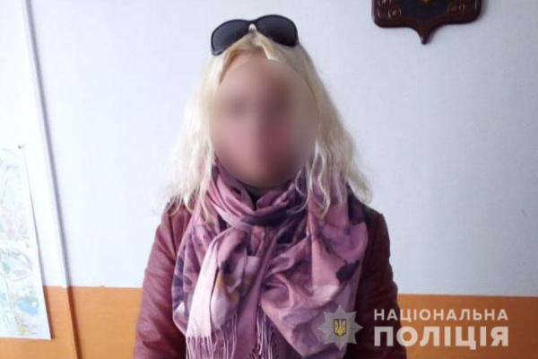 «Передягалася щоб не впізнали»: у Тернополі жінка обкрадала магазин косметики