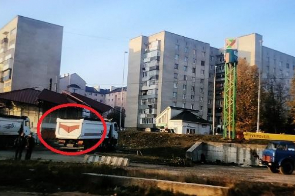 У Тернополі відкрили ринок землі. Біля «Подолян» фурами продають чорнозем? (Фото)