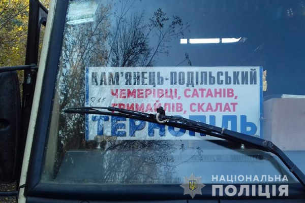 «Наїхав на яму і двері відкрилися»: на Тернопільщині школярка випала з автобуса і загинула
