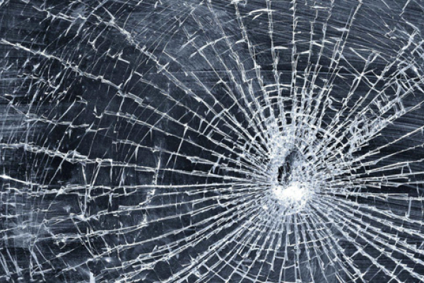 У Березовиці п’яний юнак побив вікна на заправці