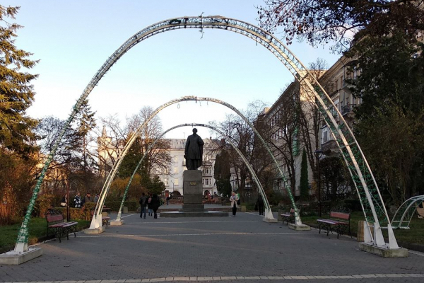 «Нова інсталяція замість застарілої»: у Тернополі перемістили світлодіодні арки 