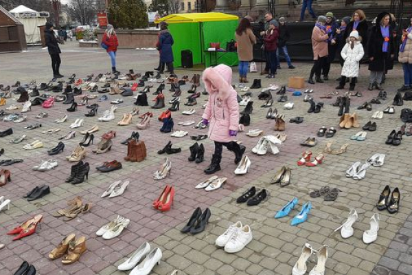 Площа перед Тернопільським театром несподівано заповнилася жіночим взуттям (Фото)