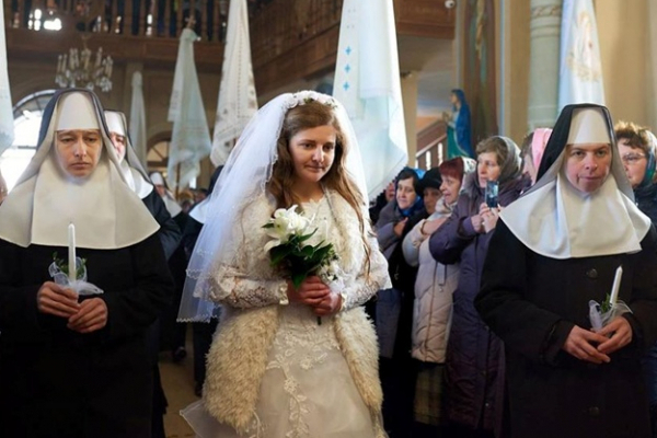 У Львові відлучений від церкви священик посвятив у монахині дівчину у весільній сукні