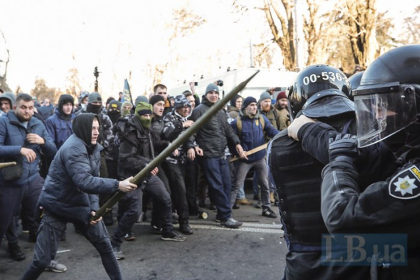 «Нацкорпус» двічі побився з поліцією біля Верховної Ради, є постраждалі