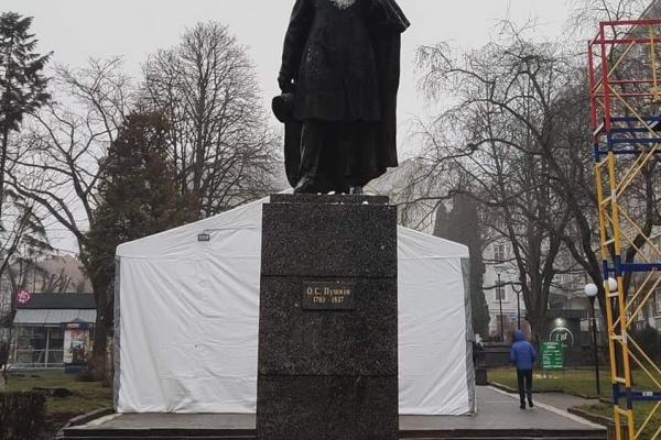 «Без Різдвяного персонажа Йоулупуккі»: у Тернополі зняли костюм з пам’ятника Пушкіну