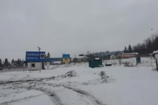 Зима прийшла: перевал на межі Львівщини і Закарпаття вкрило снігом (Фото)