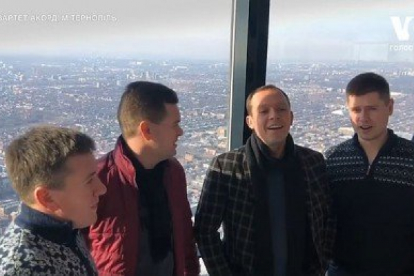 Тернополяни заспівали українського «Щедрика» на найвищій вежі Канади (Відео)