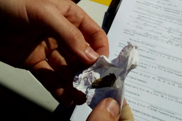 На Тернопільщині намагалися передати ув’язненому посилку з марихуаною