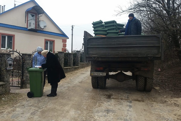 Жителі сіл Обич та Залужжя на Шумщині отримали індивідуальні контейнери для сміття