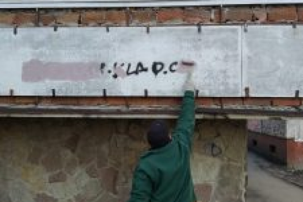 Тернопіль: комунальники замальовують надписи наркоторговців