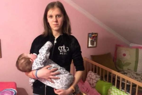 14-річна мама з Тернополя знайшла прихисток в домі волонтерки