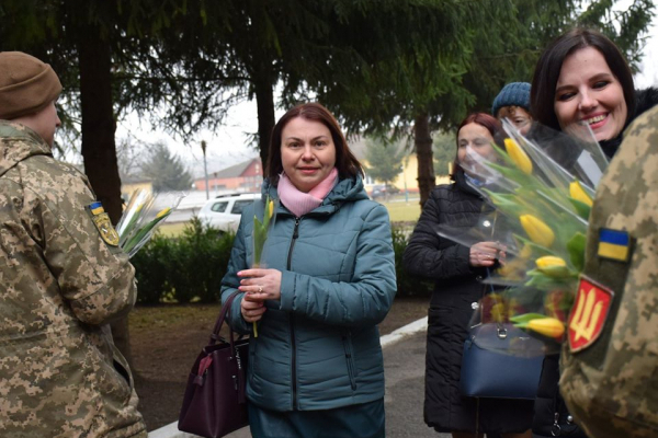 У 44 окремій артбригаді у Тернополі привітали жінок зі «Святом весни, краси та кохання»