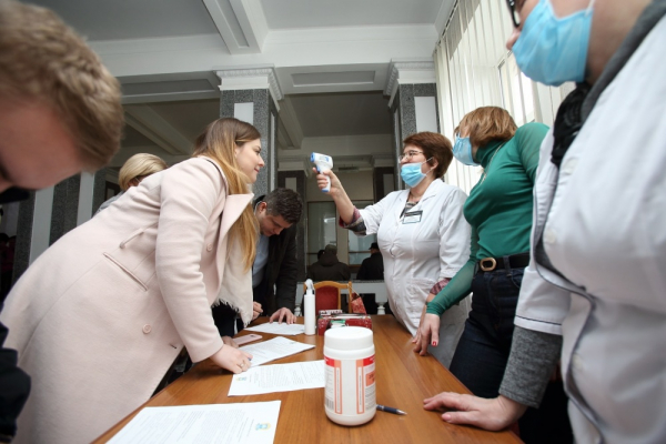 Тернопіль: сесія міської ради розпочалася із температурного скринінгу