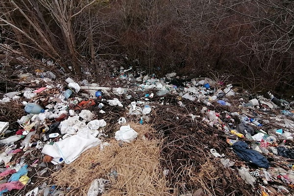 Стихійне сміттєзвалище у Бучацькому районі місцеві люди називають «екологічною катастрофою»