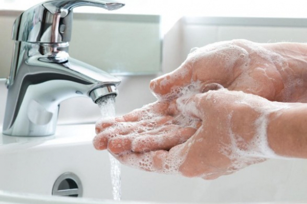 Як правильно ретельно мити руки, щоб очистити їх від потрапляння коронавірусу (Відео)