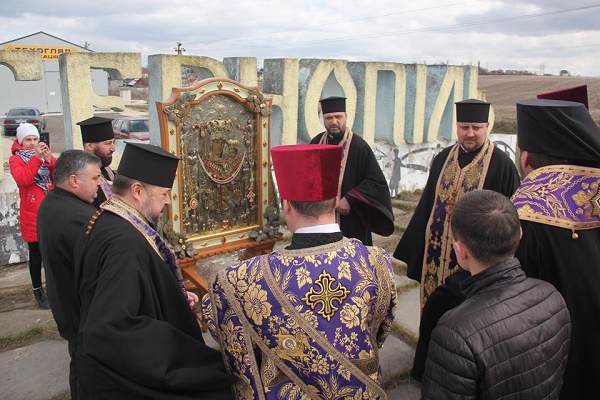 Архієпископ Тернопільський і Бучацький ПЦУ Тихон помолився перед Чудотворною іконою на в'їздах до Тернополя