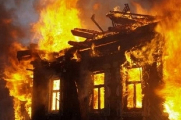 На Монастирищині виникла масштабна пожежа: врятували три будівлі 
