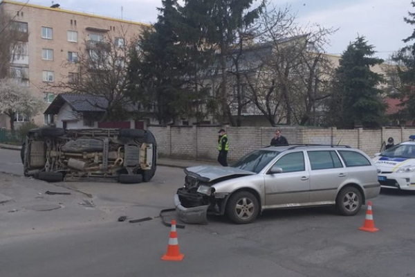 ДТП у Тернополі – посеред дороги лежало перекинуте авто