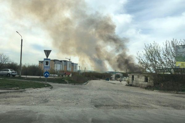 Клуби чорного диму в районі Микулинецької видно навіть з центру Тернополя (Фото)