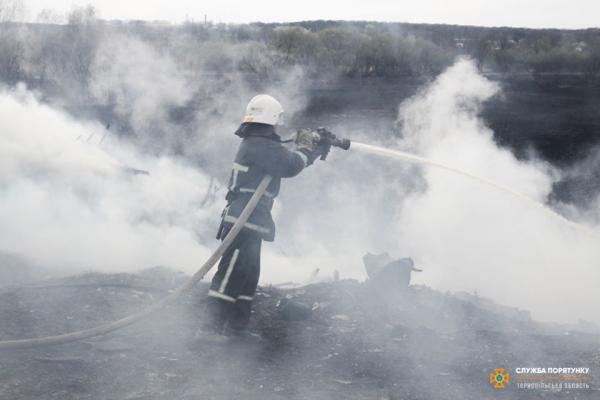 Через паліїв трави на Тернопільщині ледь не згоріли будинки