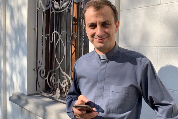 Тернопільський священник Роман Демуш проводить онлайн-вервицю «#InstaЦерква»