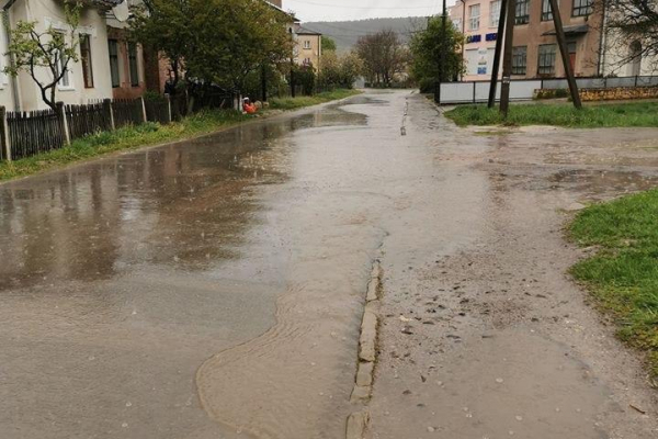 На оновлених дорогах Бережан після дощу - хоч плавай, бо немає водовідведення - скаржаться місцеві жителі