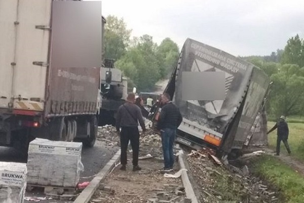 Біля Вишнівця підраховують збитки від аварії автопоїзда на новій дорозі