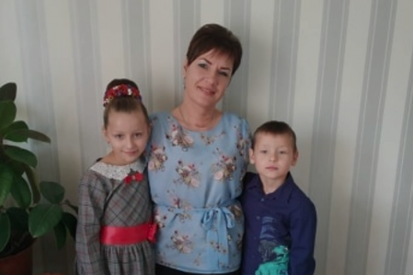 Українка народилася без обох рук, сама виховує двох діток і професійно робить макіяж ногами