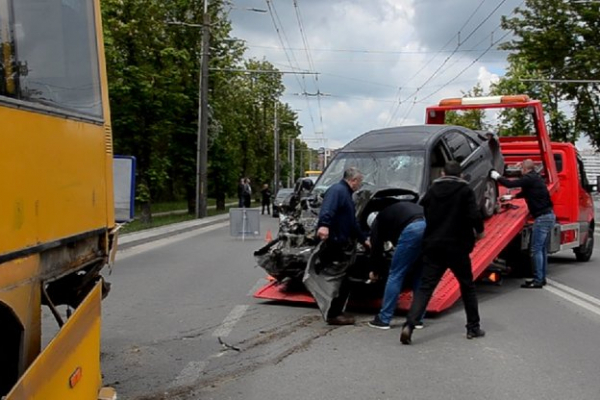 У Тернополі легківка в'їхала в маршрутне таксі (Фото)