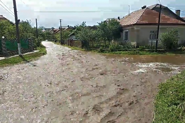 Негода знову наробила біди на Тернопільщині: затоплені вулиці, зруйновані будівлі та зірвані дахи (Відео)