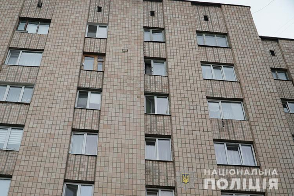 «Ледь не випав з вікна багатоповерхівки»: у Тернополі врятували 5-річну дитину