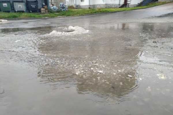 «Вода з-під асфальту»: у Тернополі затоплена частина вулиці