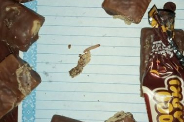 На Тернопільщині жінку розлютили цукерки з черв’яками