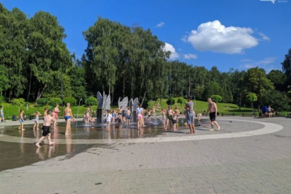 Серед парку у Тернополі люди облаштували собі пляж