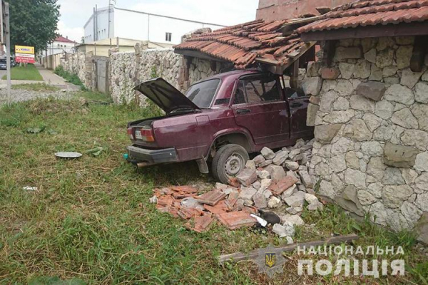 У Тернополі ВАЗ протаранив кам’яну огорожу